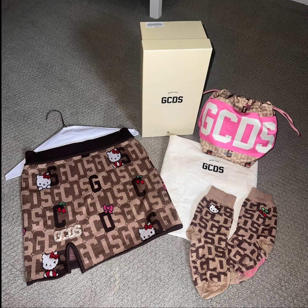 GCDS skirt , bag and socks